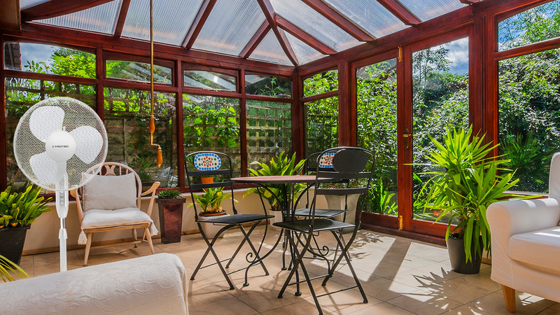 Les jours de grande chaleur, le ventilateur sur pied procure une brise fraîche dans le jardin d’hiver.