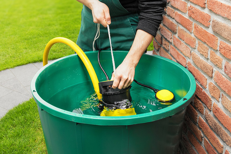 Pour l’eau légèrement souillée des tonneaux de récupération de l’eau de pluie 